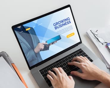 Додаток Growing Business на екрані ноутбука